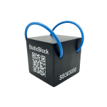Ein schwarzer, würfelförmiger Stützblock mit blauen Griffen und einem QR-Code. Abmessungen: 30 x 30 x 20 cm.