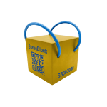 Желтый опорный блок с QR-кодом и синими ручками, размер 30x30x30 см.
