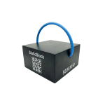 Опорный блок черного цвета с синей ручкой, квадратной формы и QR-кодом на одной стороне.