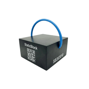 Опорний блок чорного кольору з синьою ручкою, квадратною формою та QR-кодом на одній стороні.