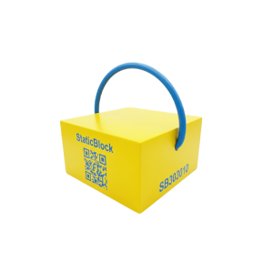 Жовтий опорний блок квадратної форми з синьою ручкою та QR-кодом на боці.