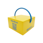 Ein gelber, quadratischer Stützblock mit einem blauen Griff und einem QR-Code auf einer Seite.
